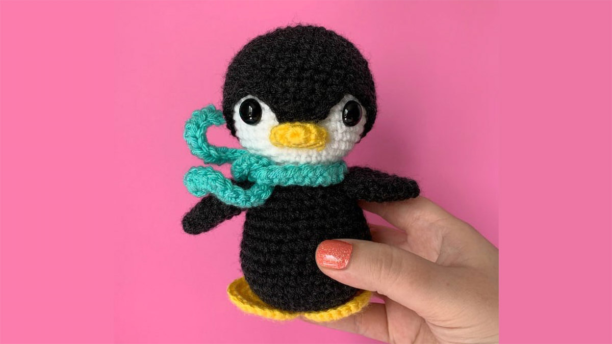 Penguin Percy Crochet Pattern || thecrochetspace.com