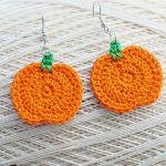 Perfect Pumpkin Crochet Earrings. A pair of pumpking shaped and colored earrings with green top stem || thecrochetspace.com