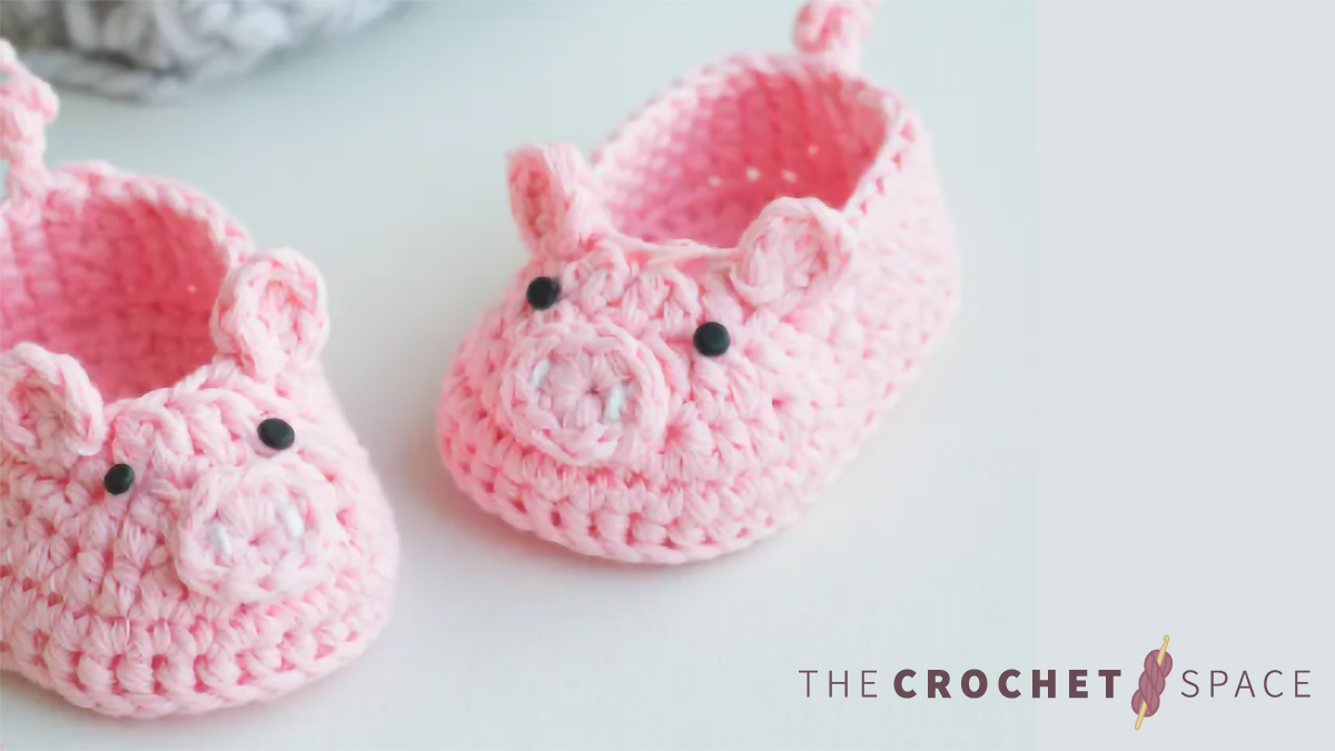 Piggy Crochet Baby Booties || thecrochetspace.com