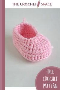 piggy crochet baby booties || https://thecrochetspace.com