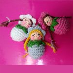 Mini Pretty Crochet Flower Dolls. Three dolls laid out with their heads touching || thecrochetspace.com