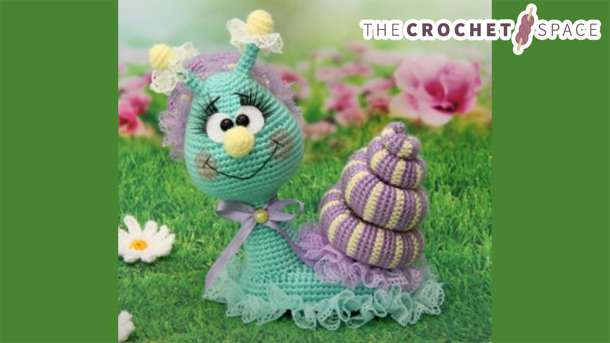 Pretty Crochet Sally Snail || thecrochetspace.com