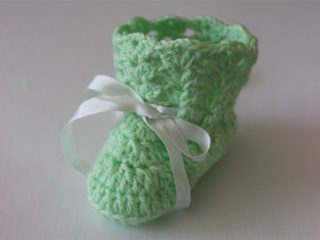 Pretty Crocheted Baby Booties || thecrochetspace.com