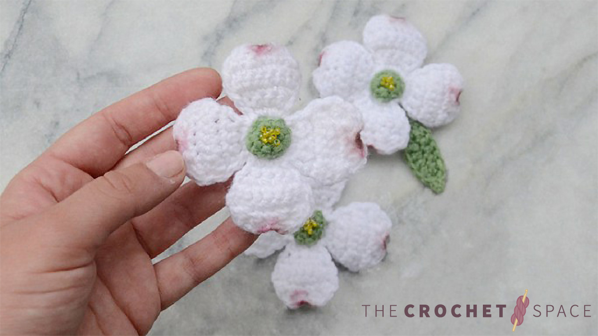 Pretty Dogwood Crochet Flowers || thecrochetspace.com