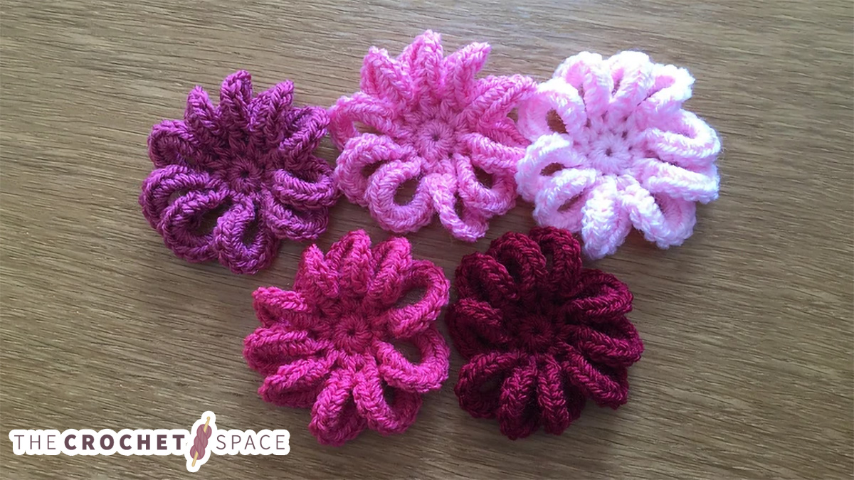 Pretty Loopy Crocheted Flowers || thecrochetspace.com