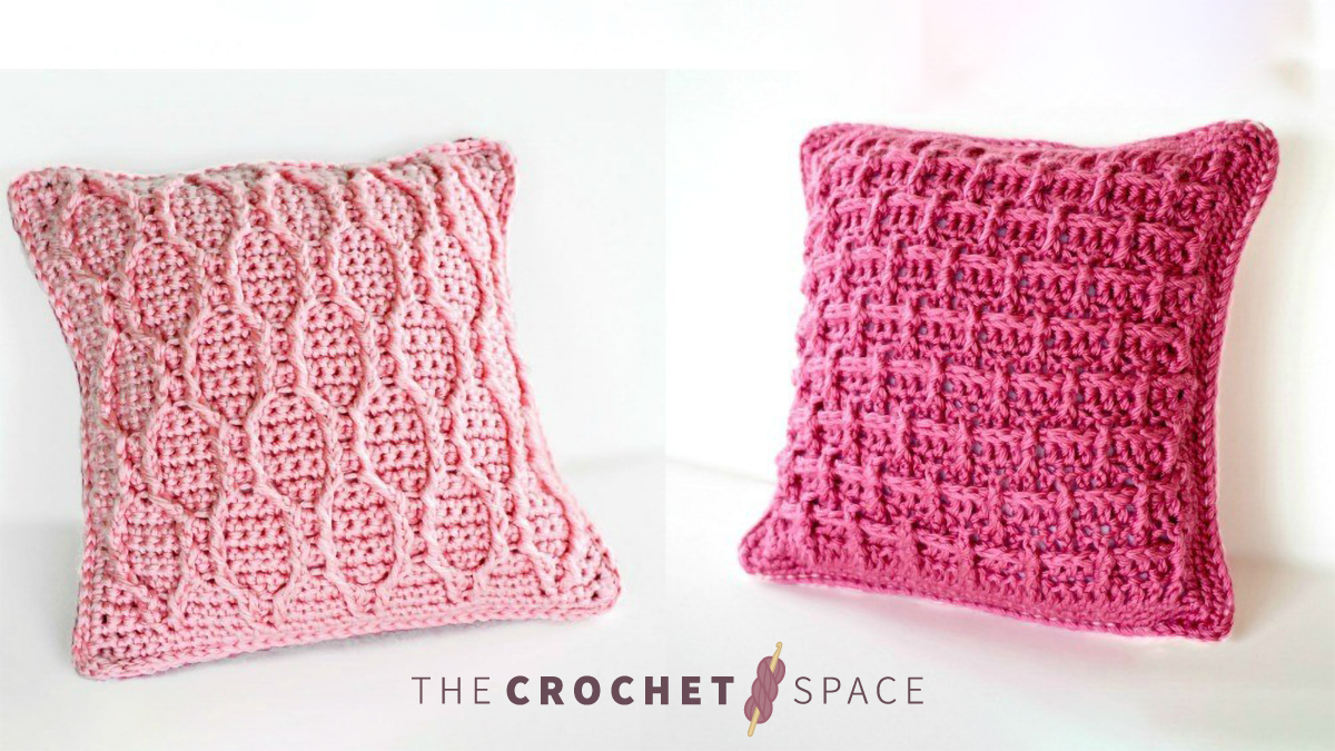 Pretty N Pink Crocheted Pillow || thecrochetspace.com