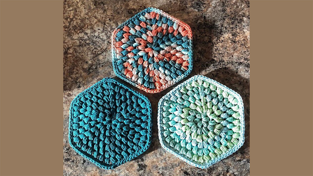 puff stitch crochet trivet || https://thecrochetspace.com