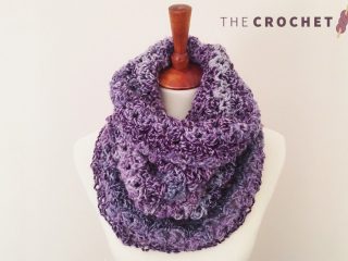 Quickly Textured Crochet Cowl || thecrochetspace.com