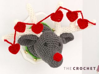 Reindeer Crocheted Wall Plaque || thecrochetspace.com