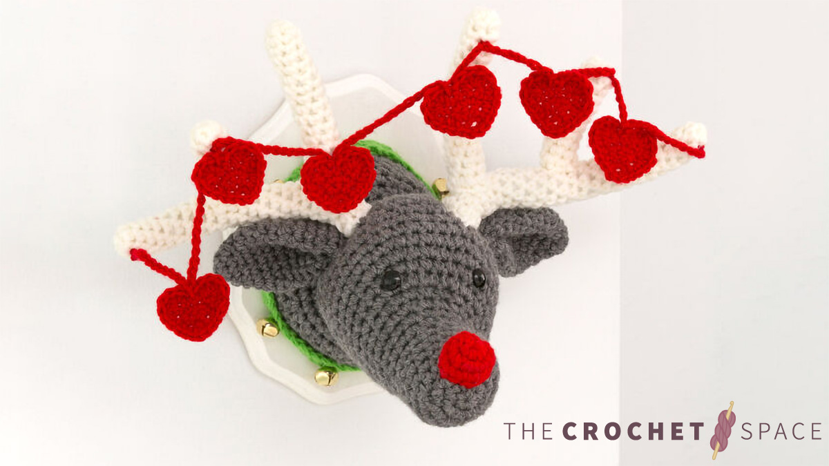 Reindeer Crocheted Wall Plaque || thecrochetspace.com