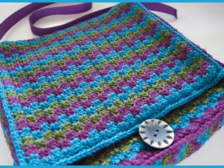 Retro Crochet Messenger Bag || thecrochetspace.com