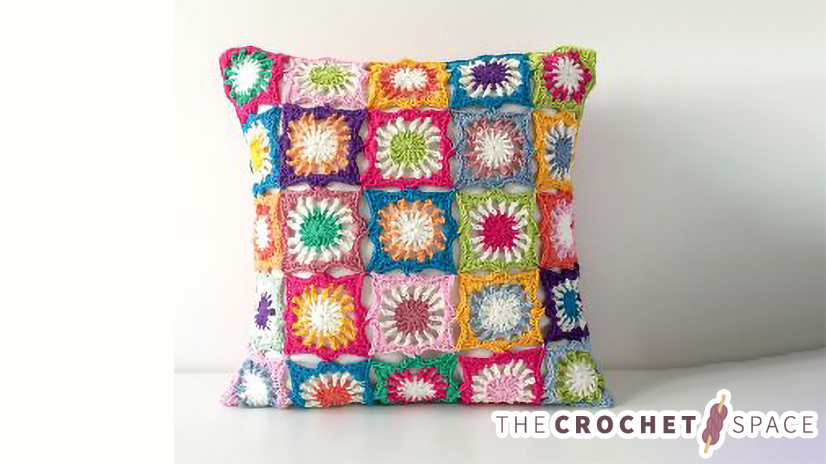 Retro Lenny Crochet Pillow || The Crochet Space
