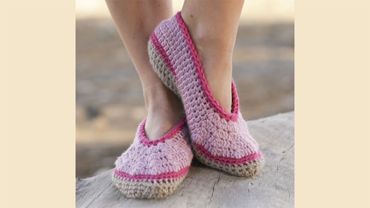 rose petals crocheted slippers || https://thecrochetspace.com