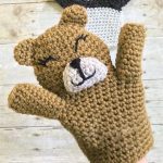 Animal Crochet Hand Puppets. Bear puppet || thecrochetspace.com