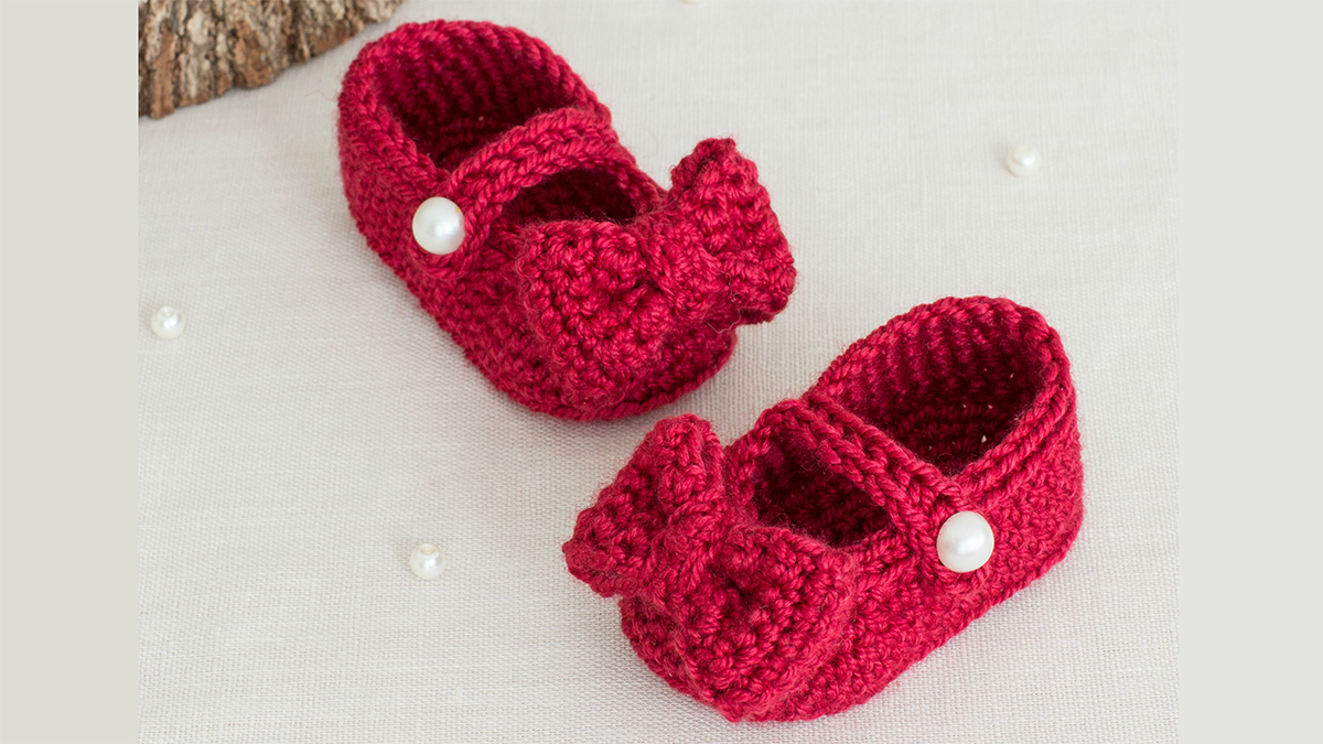 ruby red crocheted mary jane booties || https://thecrochetspace.com