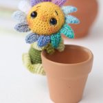 Sad Little Crochet Sunflower. Image of sunflower in his own flowerpot || thecrochetspace.com