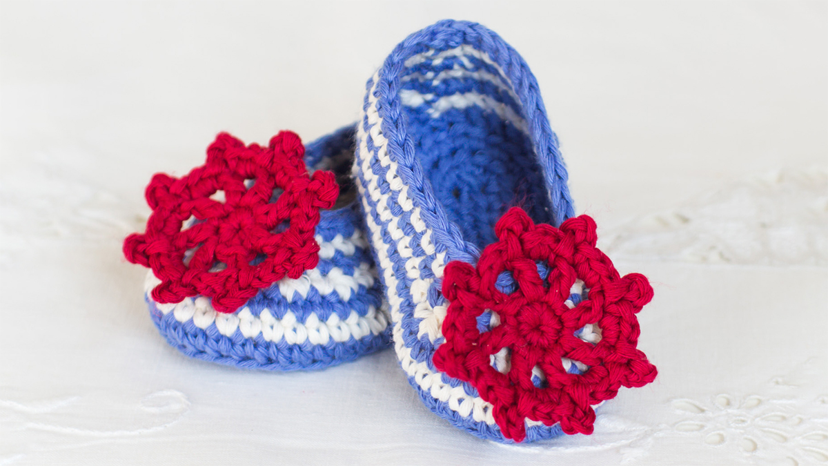 sailor crocheted baby booties || https://thecrochetspace.com