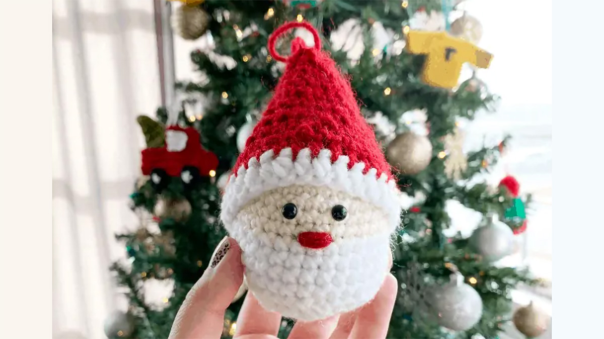 santa claus crochet ornament || editor