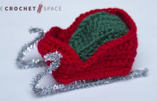 Santas Festive Crochet Sleigh || thecrochetspace.com