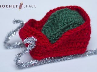 Santas Festive Crochet Sleigh || thecrochetspace.com