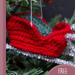 Santa's Festive Crochet Sleigh. Hanging red sleigh with silver tinsel runners || thecrochetspace.com