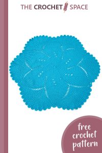 scalloped crocheted baby play mat || editor
