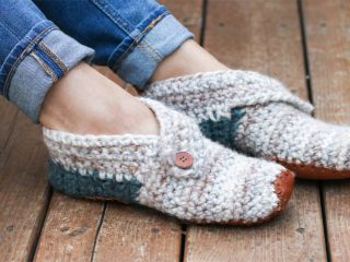 Scandi Sunday Crochet Slippers || thecrochetspace.com