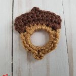 Seasonal Acorn Crochet Garland. Crafted in brown and beige || thecrochetspace.com