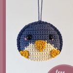 Seasonal Crochet Penguin Ornament || thecrochetspace.com