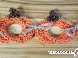 Seasonal Pumpkin Crochet Garland || thecrochetspace.com