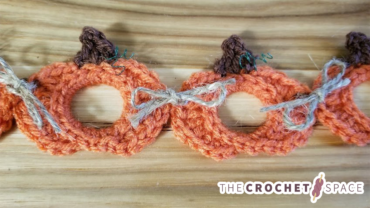 Seasonal Pumpkin Crochet Garland || thecrochetspace.com
