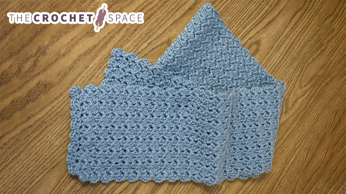 Shell Pattern Crochet Scarf || thecrochetspace.com