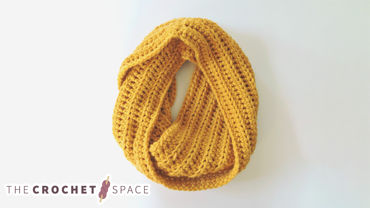 simple chunky crocheted cowl || editor