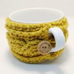 Simple Crochet Cup Warmer. One cup with side view, handle and button || thecrochetspace.com