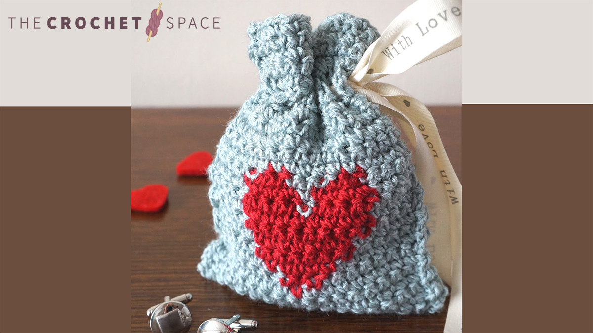 Simple Crochet Heart Gift Bag || thecrochetspace.com