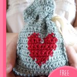 Simple Crochet Heart Gift Bag. Crafted in greay, with a red heart and cream ribbon to close bag || thecrochetspace.com