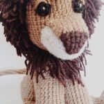 Simple Crochet Leo Lion. Front facing lion with large mane || thecrochetspace.com