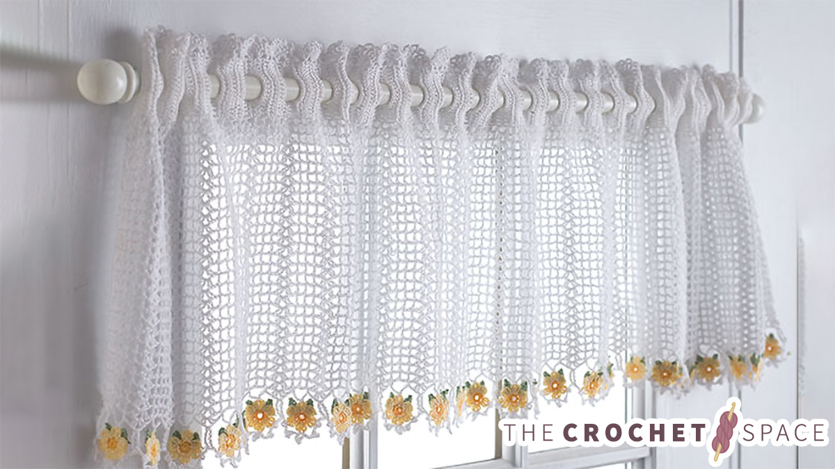 Simple Crocheted Daisy Valance || thecrochetspace.com