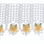 Simple Crocheted Daisy Valance. Lace white valance curtain with daffodil hem || thecrochetspace.com
