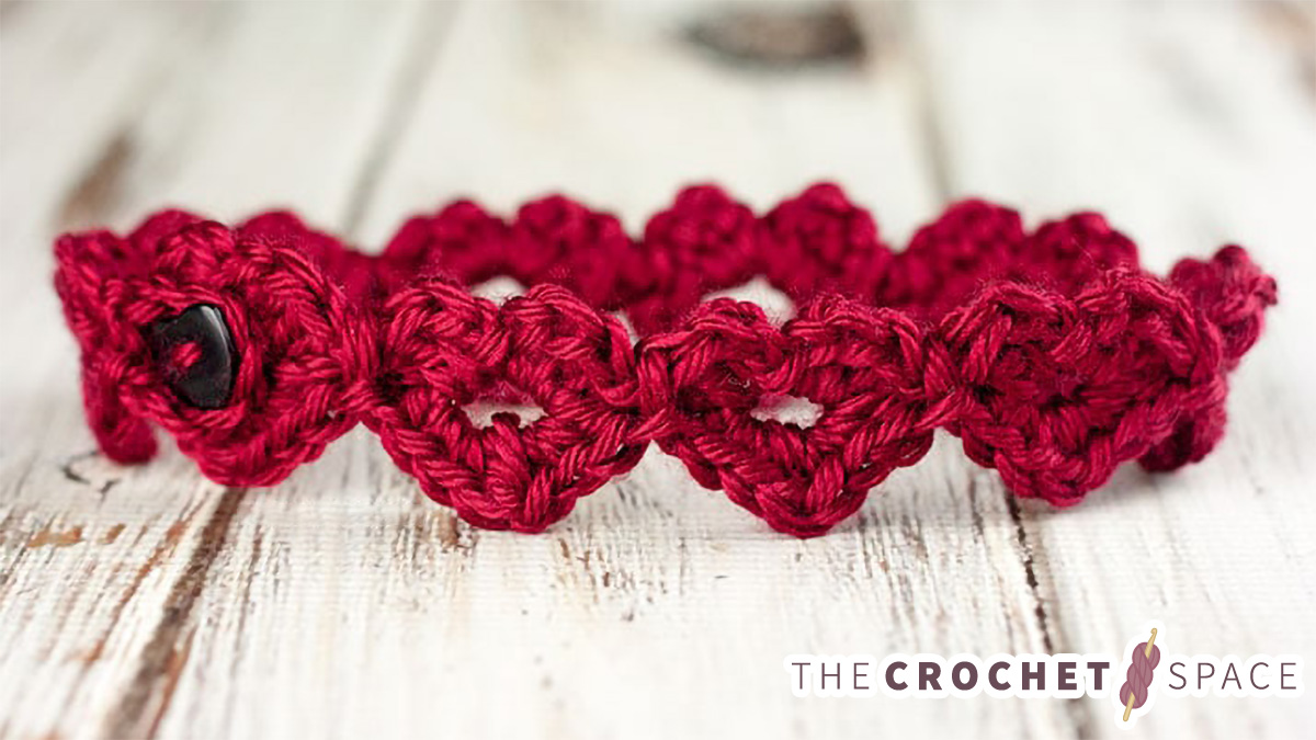 Simple Crocheted Heart Headband || thecrochetspace.com