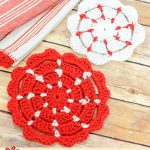 Simple Crocheted Pot Holders. Red and white, circular pot holders || thecrochetspace.com