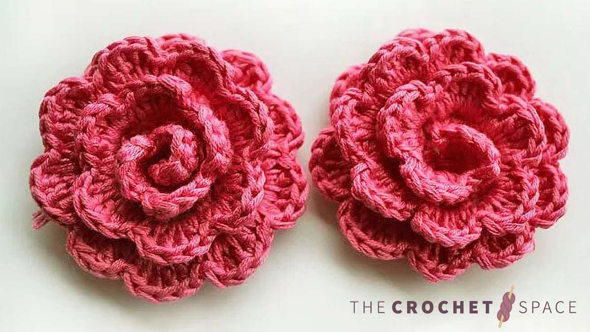 Simple Crocheted Red Roses || thecrochetspace.com