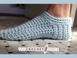 Simple Spa Crochet Slippers || thecrochetspace.com