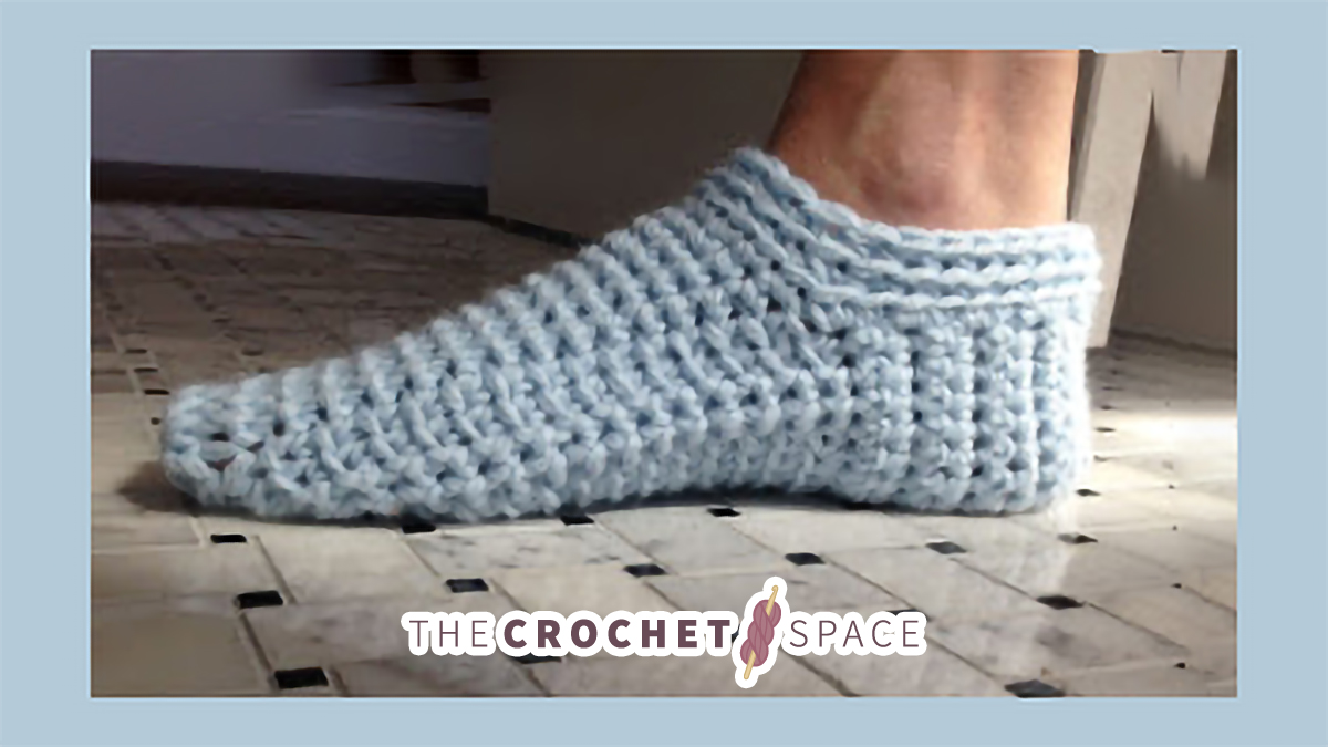 Simple Spa Crochet Slippers || thecrochetspace.com