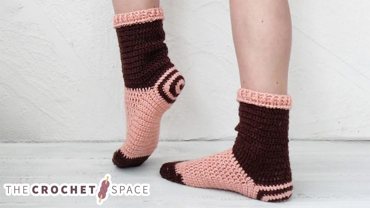 Simply Spiral Crochet Socks || thecrochetspace.com