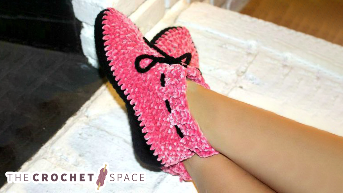 So Soft Crochet Slippers || thecrochetspace.com