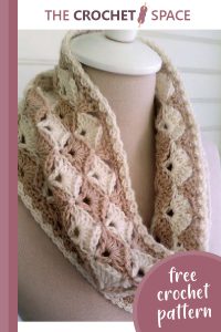 soft drapey crocheted cowl || editor