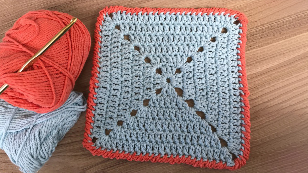 Solid Granny Crochet Dishcloth || thecrochetspace.com