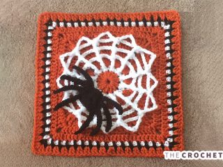 Spider Crochet Granny Square || thecrochetspace.com