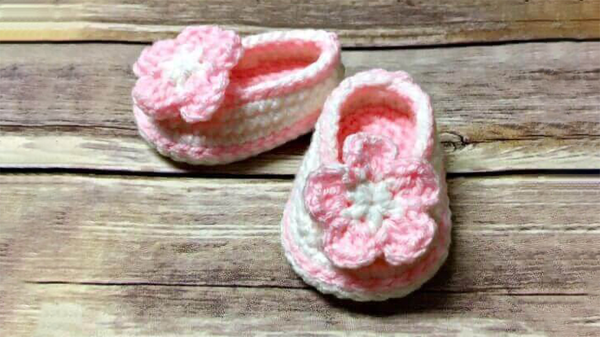 Springtime Crocheted Baby Booties || thecrochetspace.com